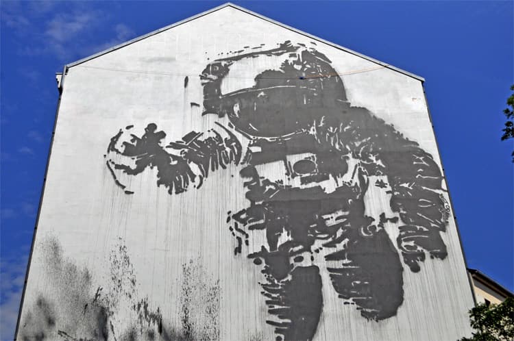 Victor Ash and the Astronaut of Berlin