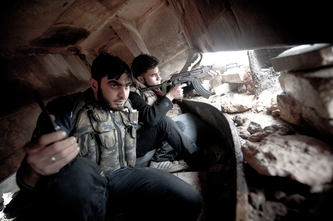 Aleppo – Rebel fighters at a sniper position