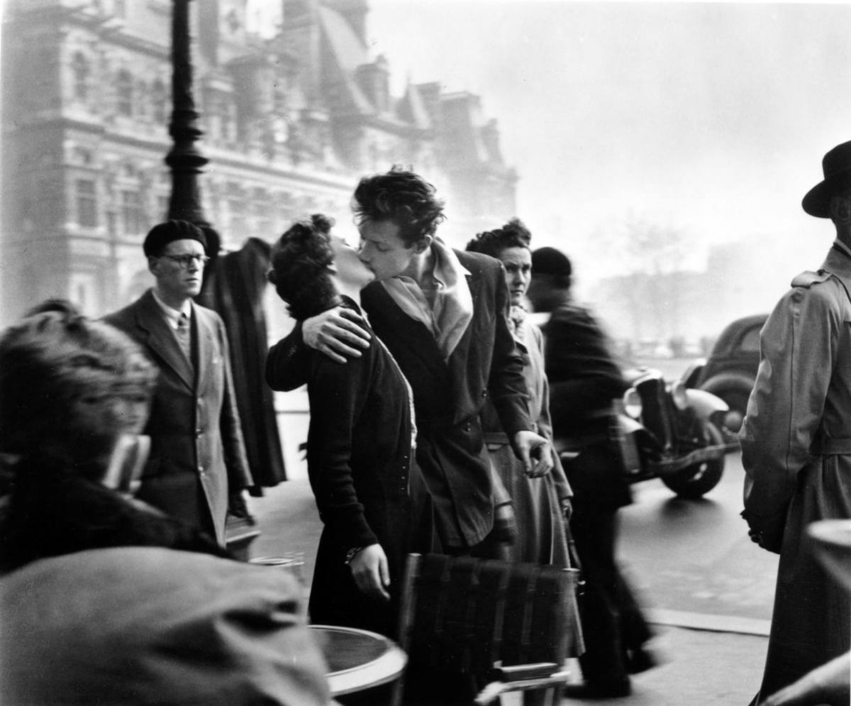 Robert Doisneau - The Kiss, 1950 - Image via onlyoldphotography.com